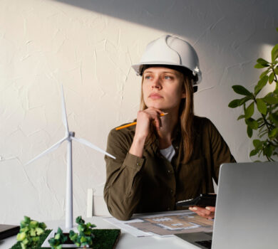 mujer trabajando proyectos ambientales